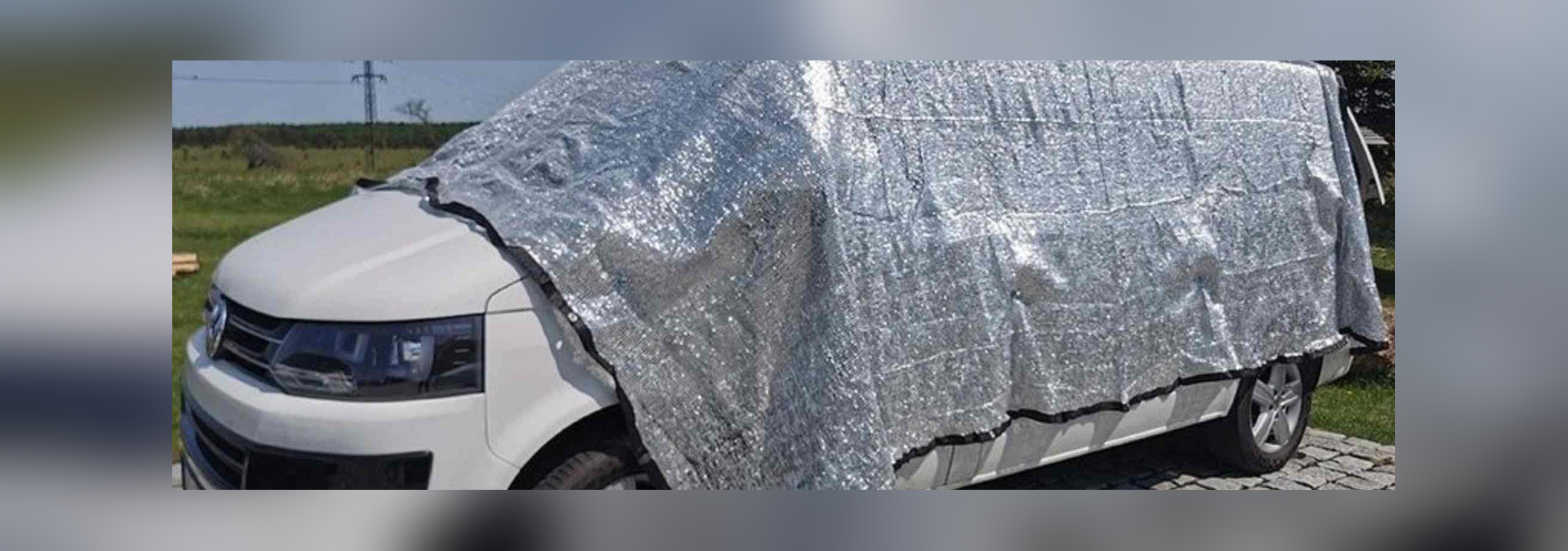VW Bus mit Aluminium UV-Schutzplane gegen Hitze abgedeckt