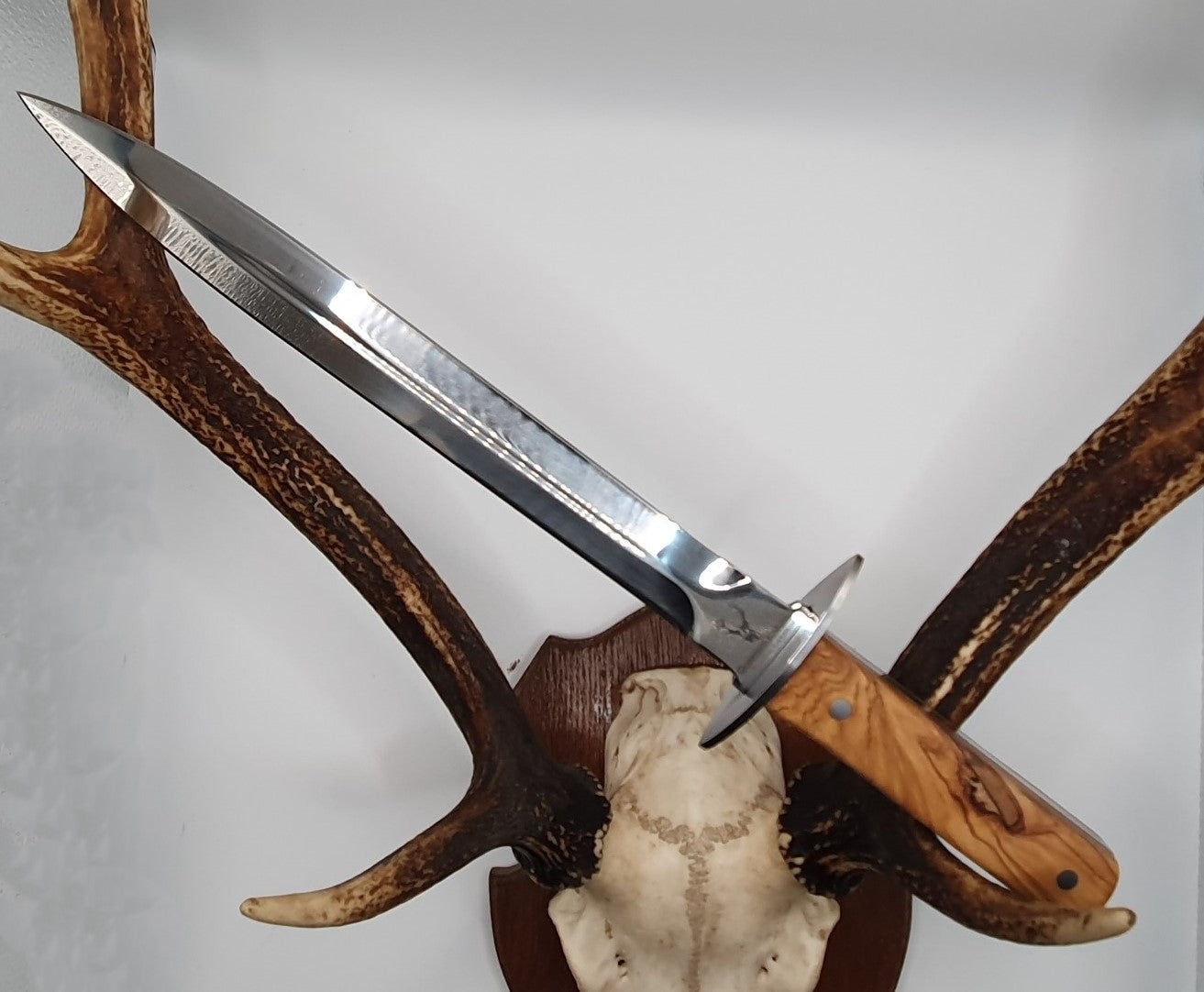 Hirschfänger mit Olivenholzgriff und 27,8 cm Klinge