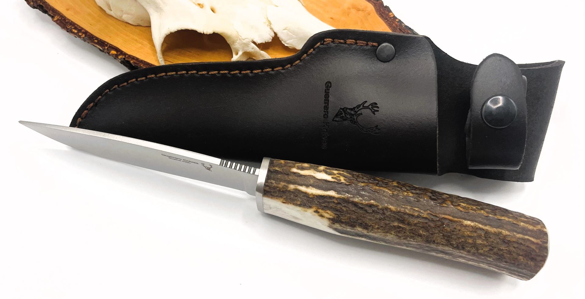 Hochwertiges, beliebtes Jagdmesser Klinge aus 440C Stahl mit Edelstahl Fingerschutz und Griff aus echtem Hirschhorn von Guerrero Knives