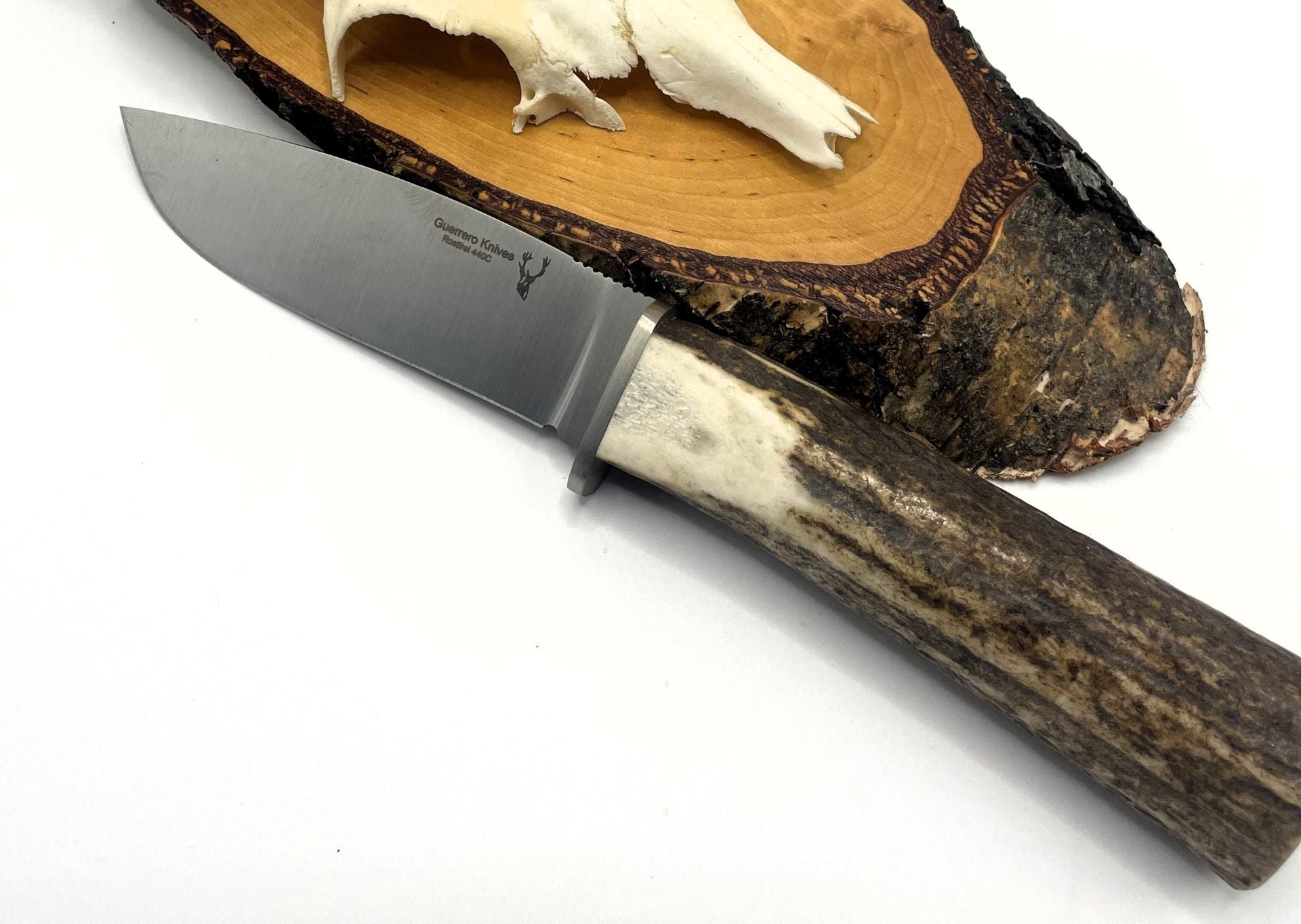 Hochwertiges, beliebtes Jagdmesser Klinge aus 440C Stahl mit Edelstahl Fingerschutz und Griff aus echtem Hirschhorn von Guerrero Knives