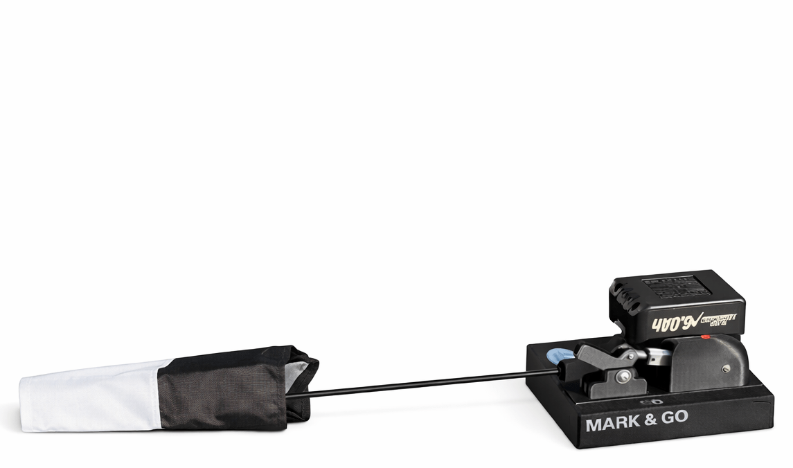 Mark&GO im Ruhezustand – Fahne abgelegt, flach am Boden