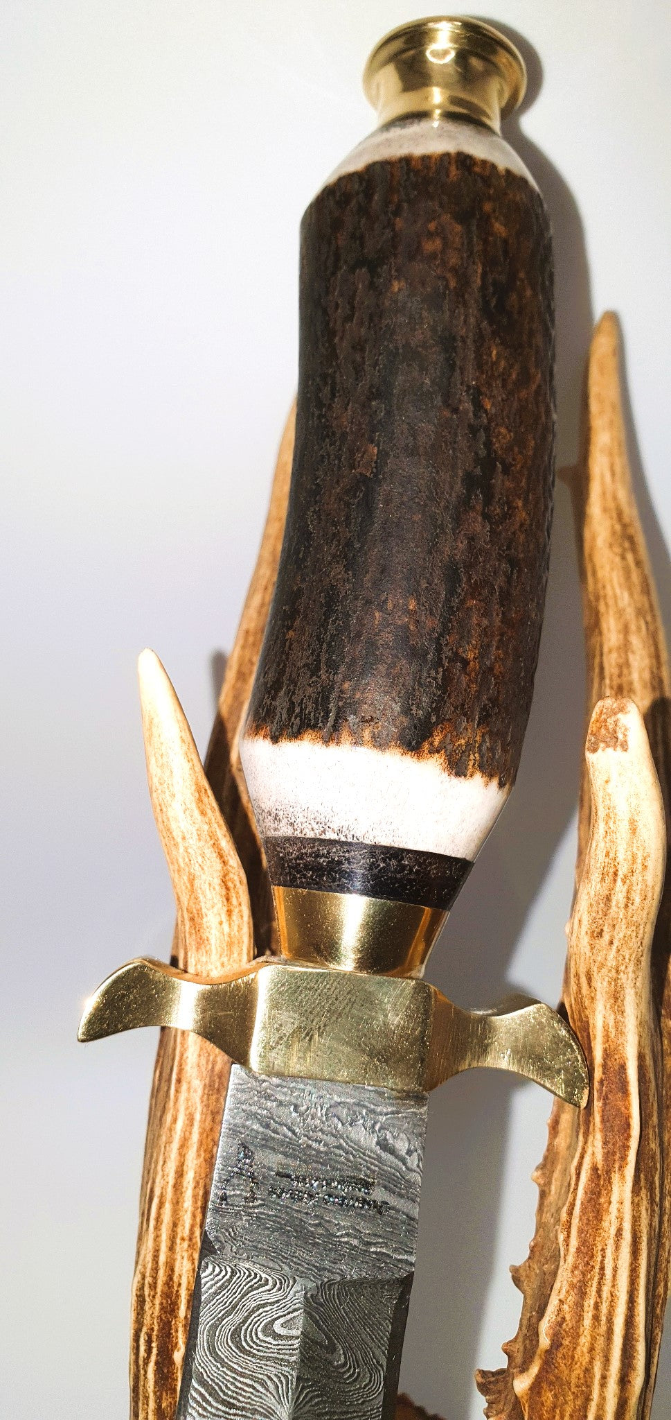 Exklusiver Guerrero Knives Hirschfänger 330 Lagen Damaststahl, 100% Messing, Hirschhorngriff.