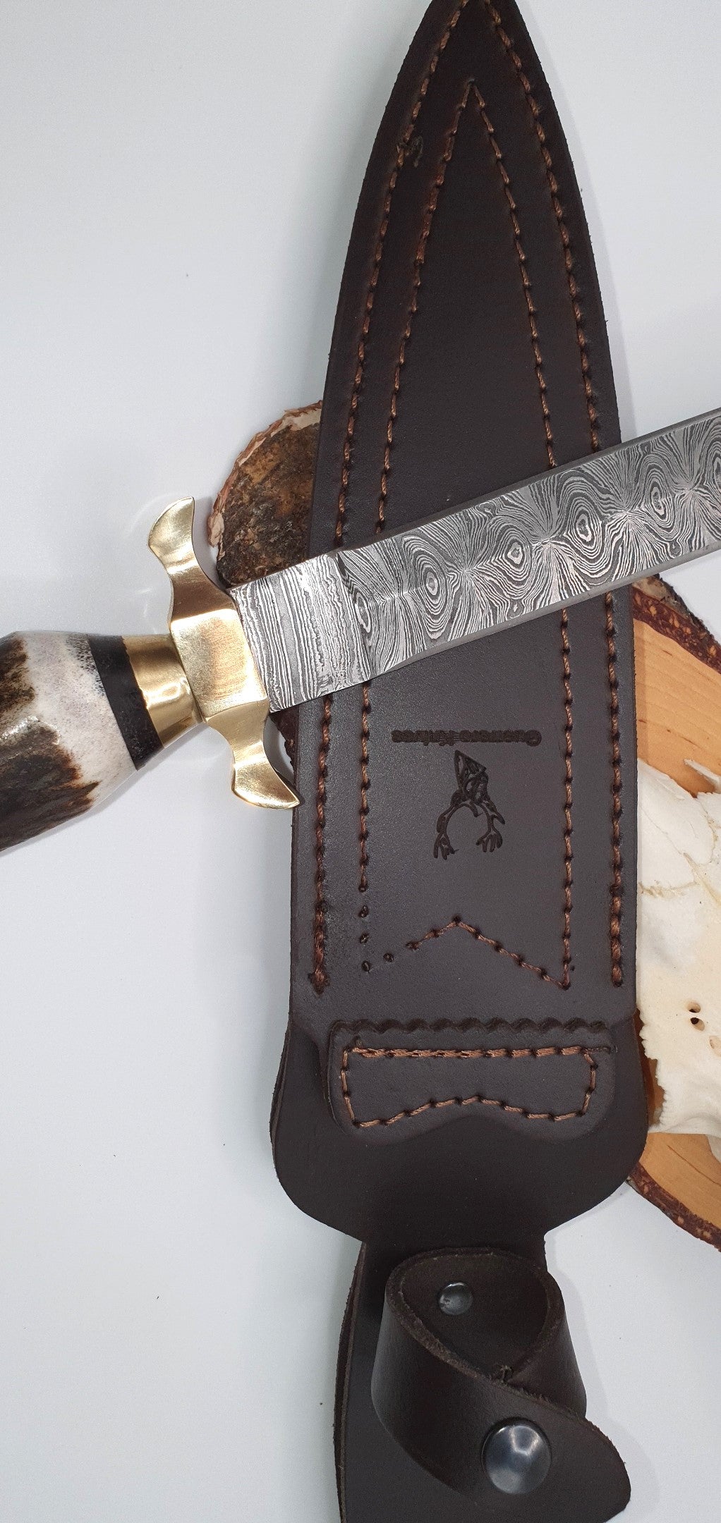 Exklusiver Guerrero Knives Hirschfänger 330 Lagen Damaststahl, 100% Messing, Hirschhorngriff.