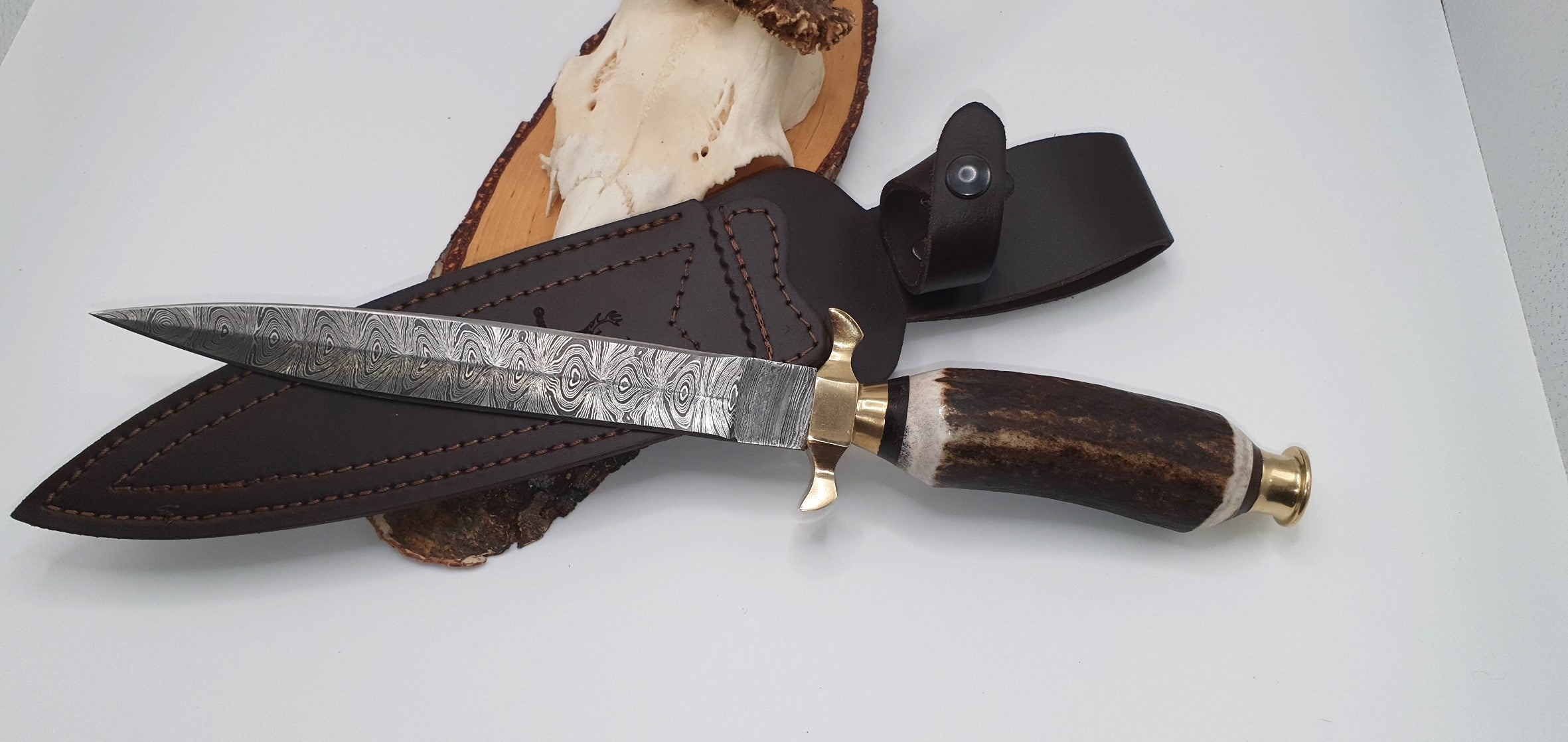 Exklusiver Guerrero Knives Hirschfänger 330 Lagen Damaststahl, 100% Messing, Hirschhorngriff.