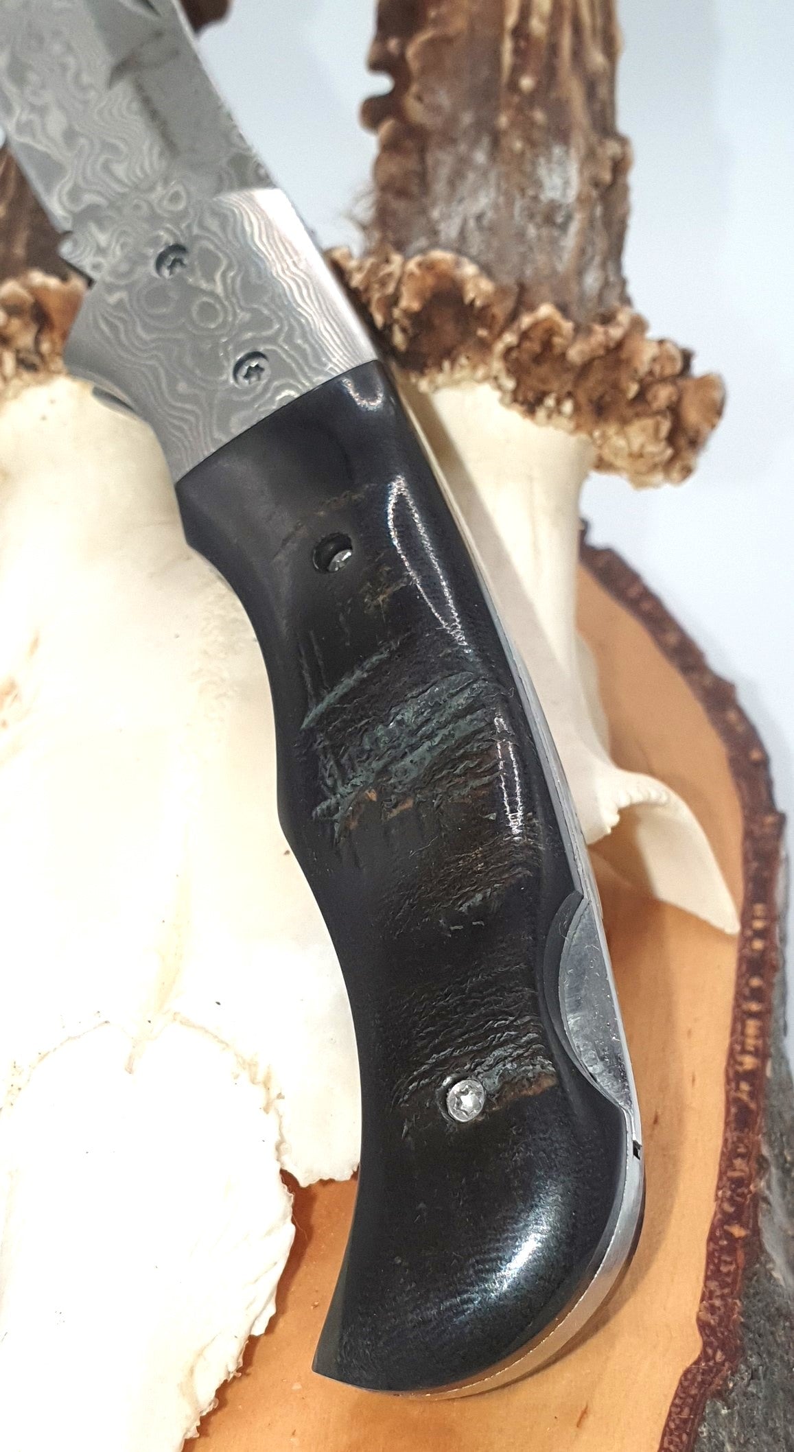 Luxus-Taschenmesser aus 121 Lagen Damaststahl mit Büffelhorngriff