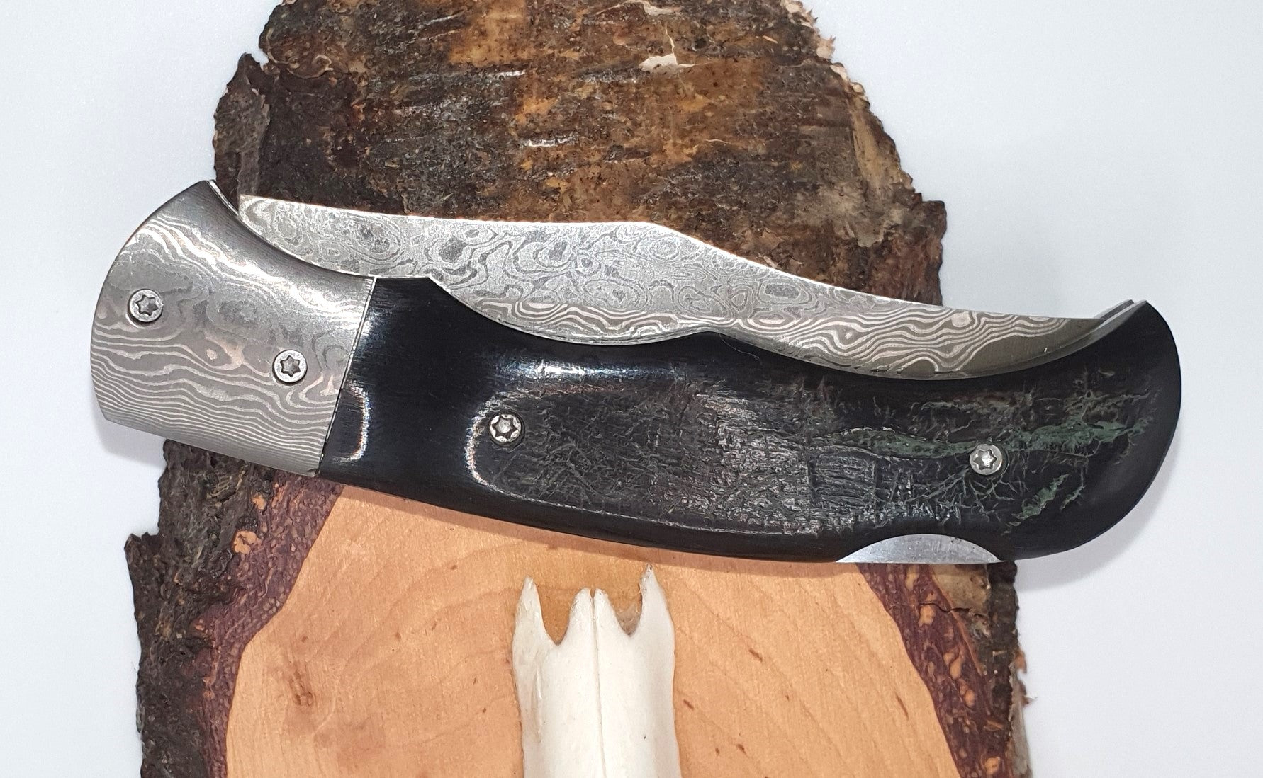 Luxus-Taschenmesser aus 121 Lagen Damaststahl mit Büffelhorngriff