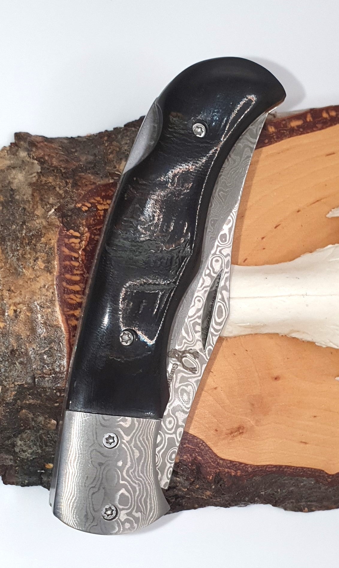 Luxus-Taschenmesser aus 121 Lagen Damaststahl mit Büffelhorngriff