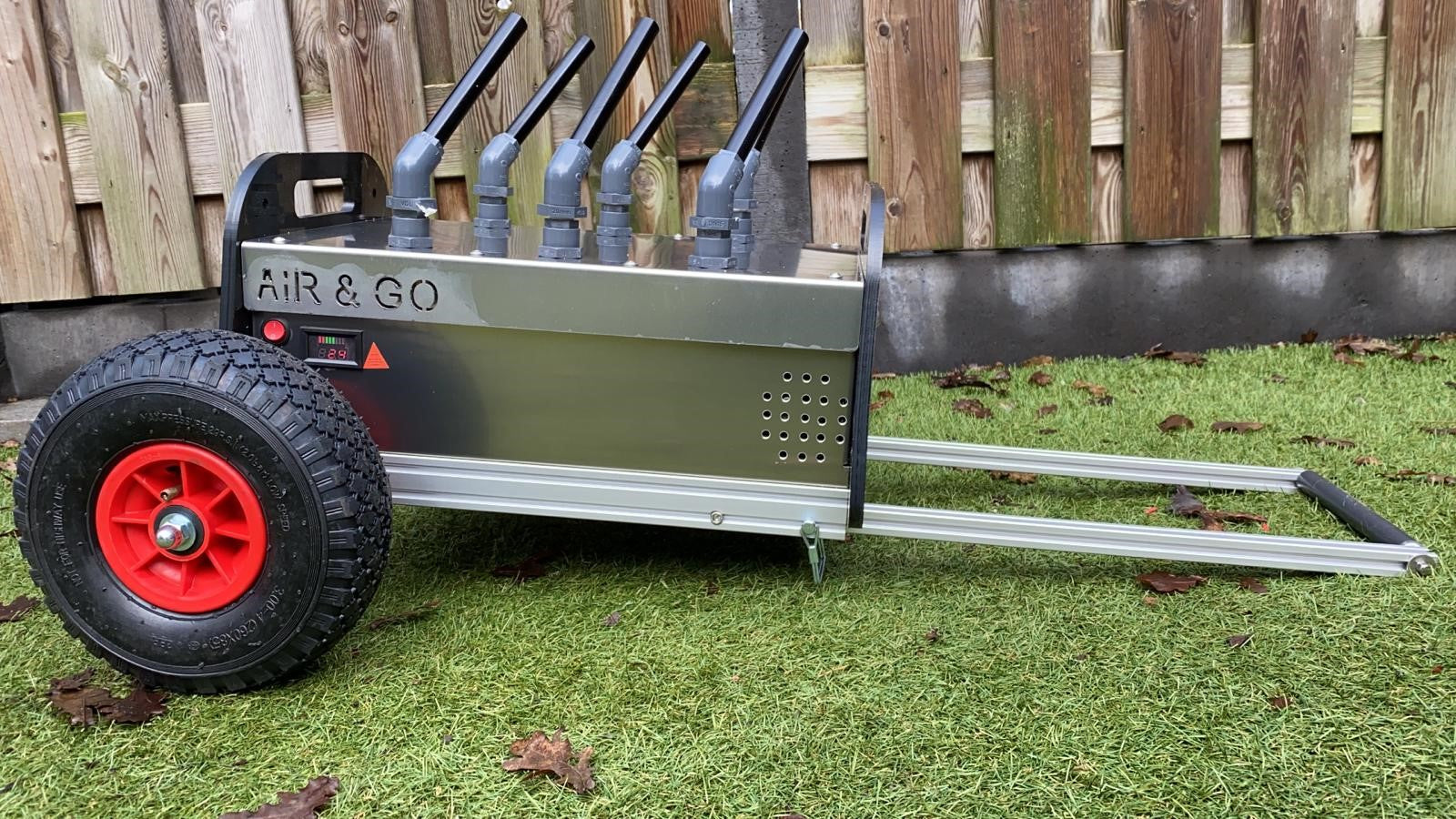 6-Shooter, der air&go Dummylauncher von made4dogs mit Transporthilfe