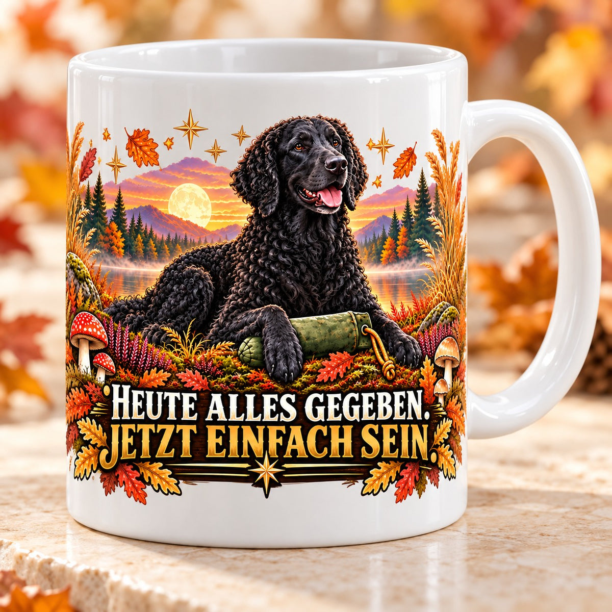 Kaffeetasse Heute alles gegeben. Jetzt einfach sein. – ein schwarzer Curly Coated Retriever liegt am Herbstsee
