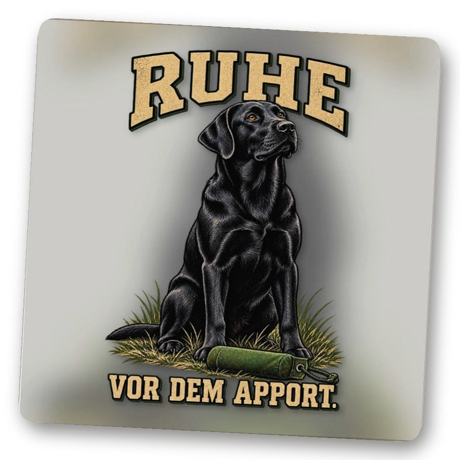 Untersetzer Ruhe vor dem Apport. – schwarzer Labrador wartet neben dem Dummy