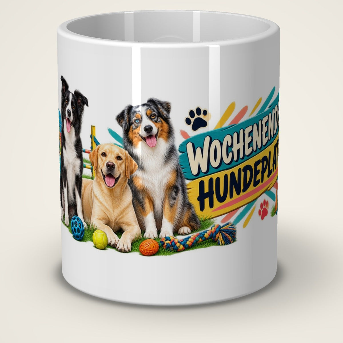 Kaffeetasse Wochenende? Hundeplatz. – Vorderansicht der weißen Keramiktasse