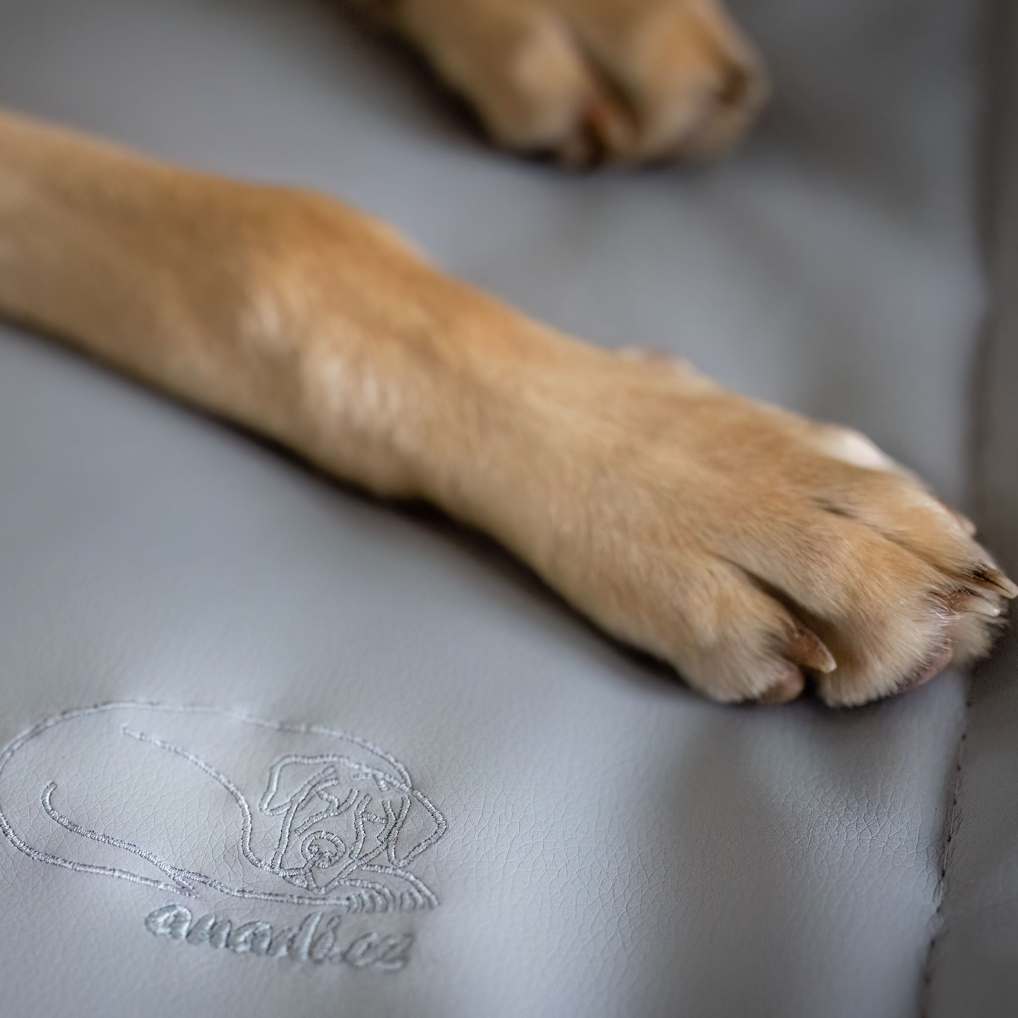 Hundeliege ANADI Massiv Größe XL, XXL, XXXL - Luxusliege für Hunderassen über 60 kg - 10 Jahren Garantie!*