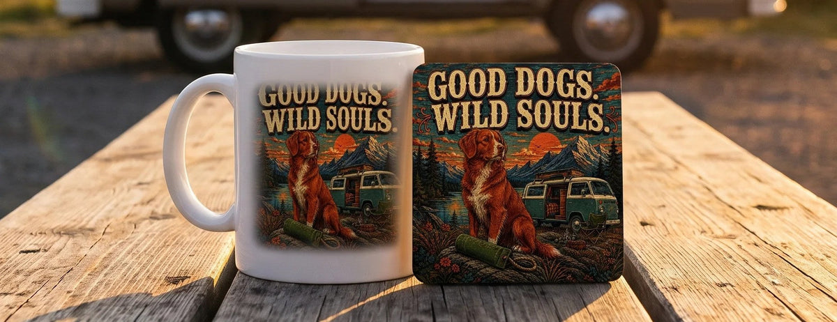 Good Dogs Wild Souls Tasse und Untersetzer vor Campingbus und Bergen