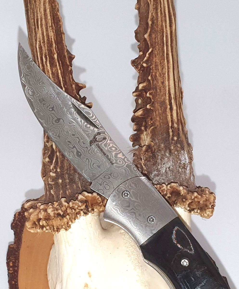 Luxus-Taschenmesser aus 121 Lagen Damaststahl mit Büffelhorngriff