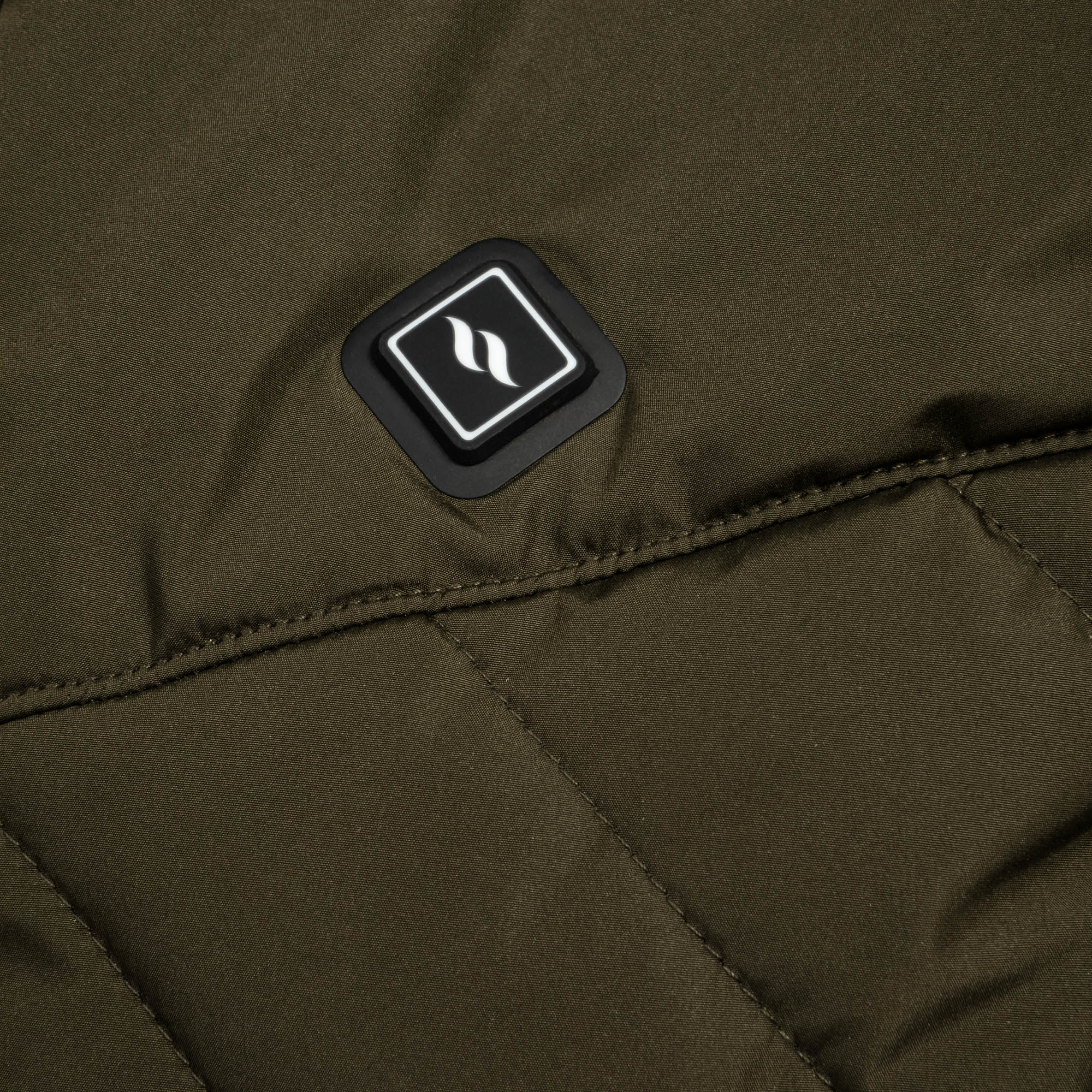 Detailaufnahme der Etna Damenweste – Logo-Knopf und Heizfunktion mit drei Waermestufen.