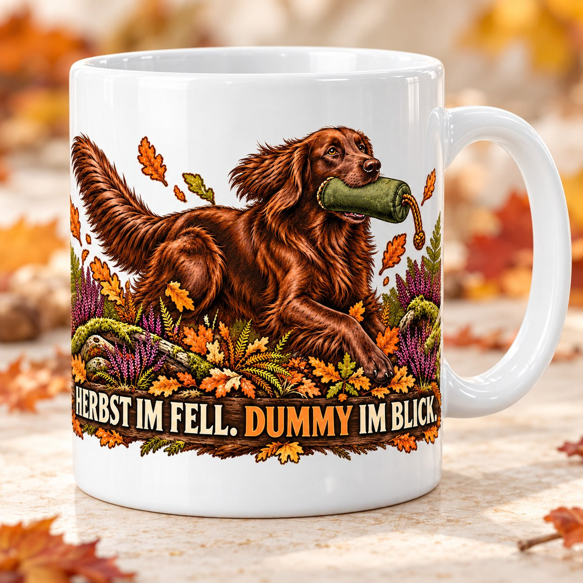 Kaffeetasse Herbst im Fell. Dummy im Blick. – ein Flat-Coated Retriever läuft mit dem Dummy durchs Herbstlaub