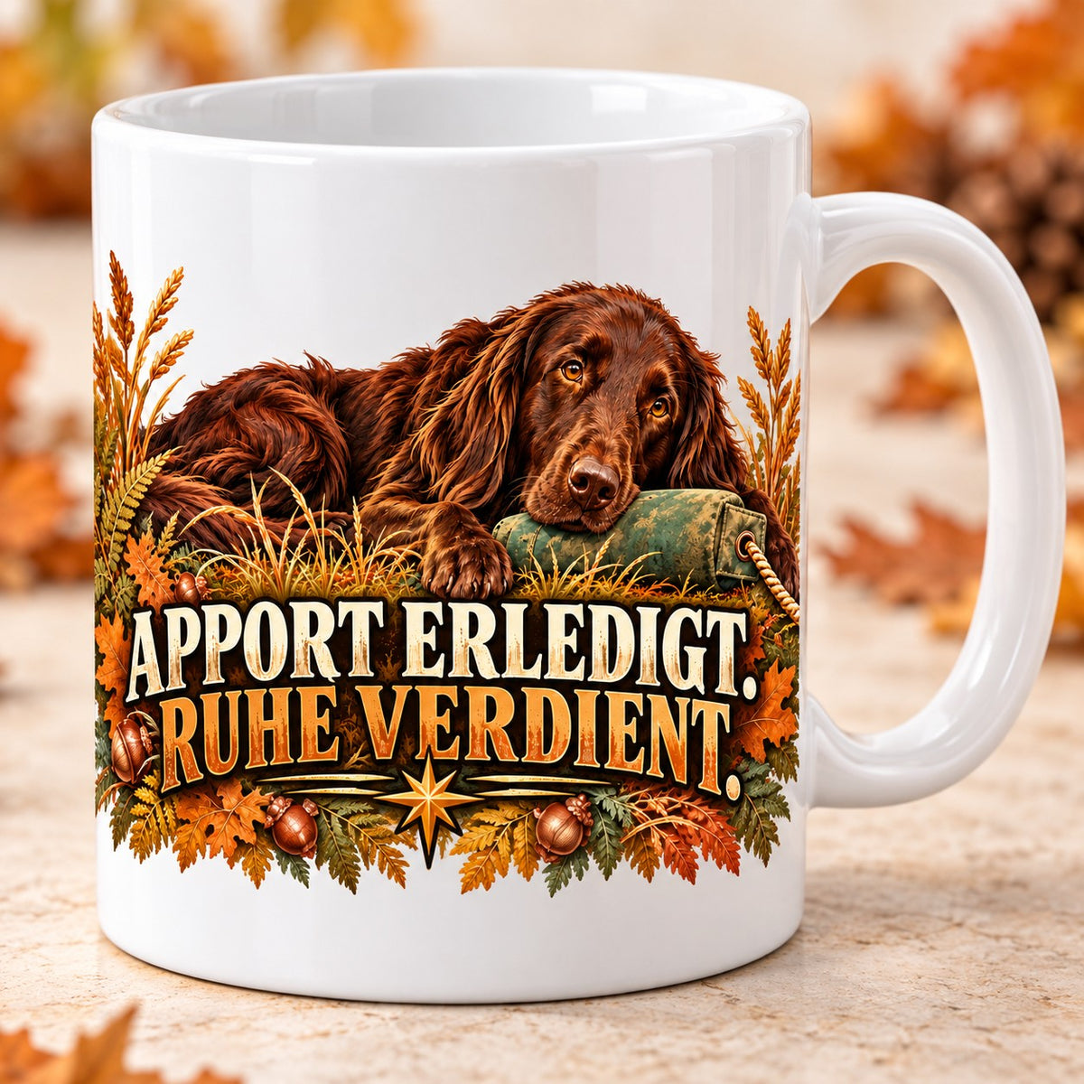 Kaffeetasse Apport erledigt. Ruhe verdient. – ein Flat-Coated Retriever genießt die Ruhe nach dem Apportieren