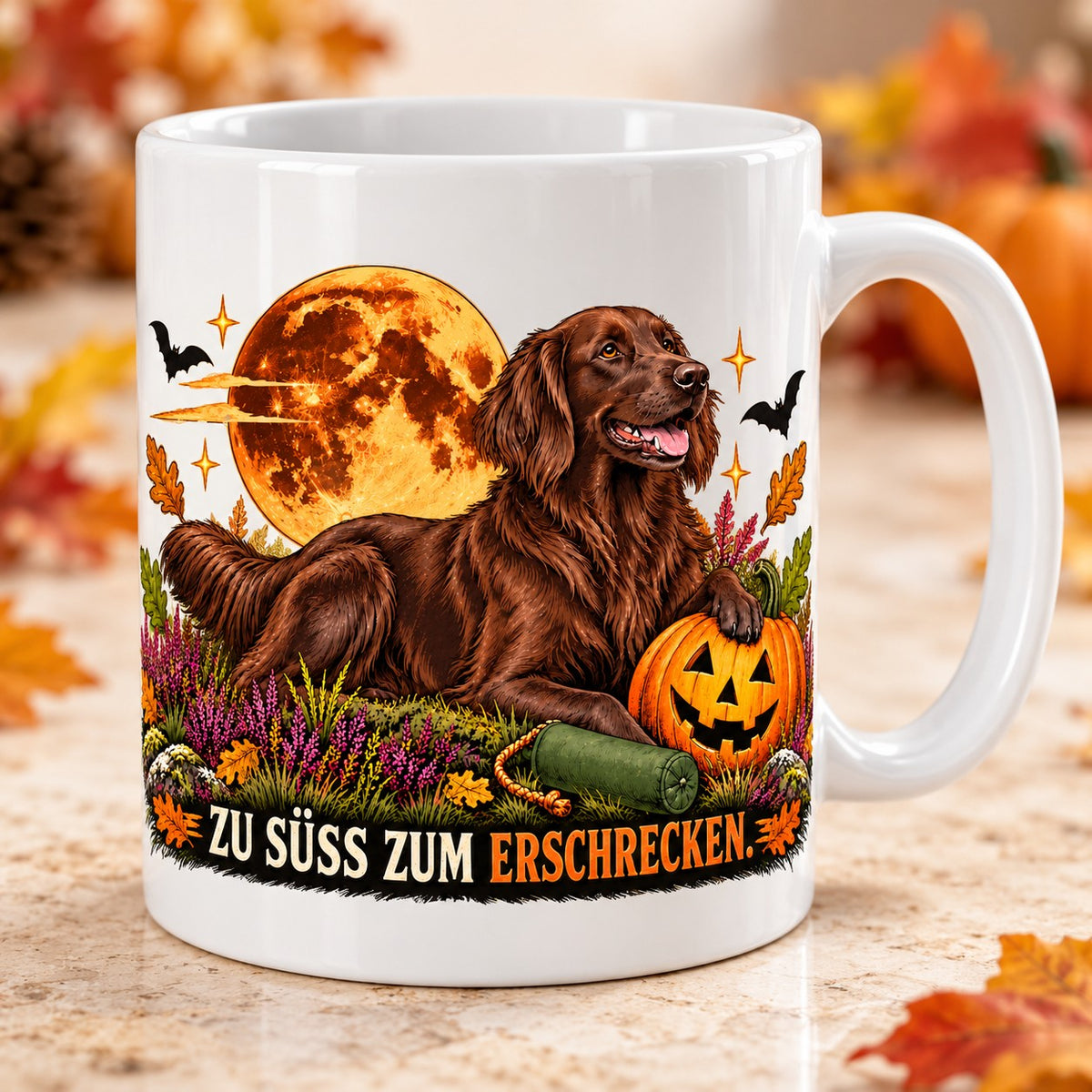 Kaffeetasse Zu süß zum Erschrecken. – ein leberbrauner Flat-Coated Retriever mit Kürbis unter dem Vollmond