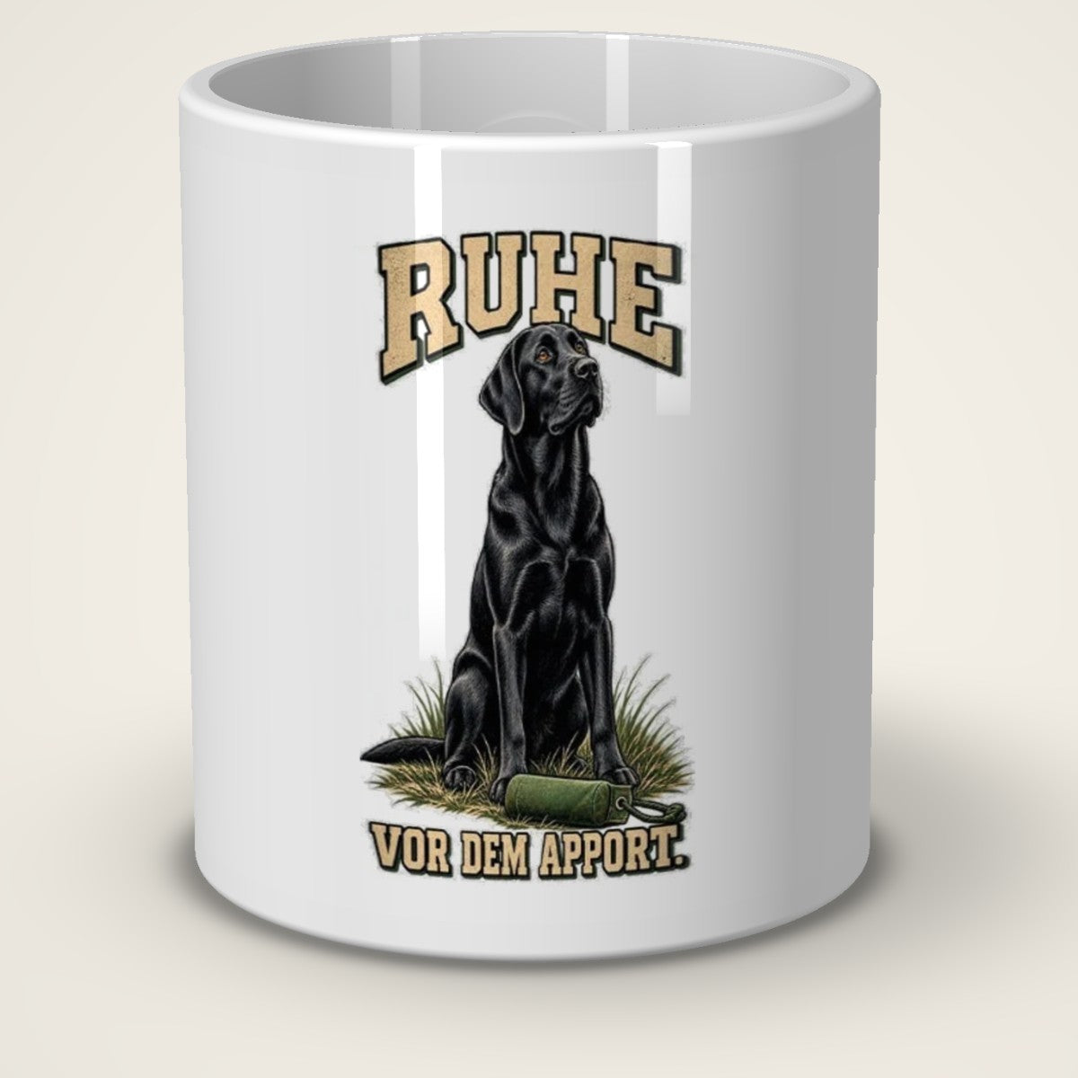 Kaffeetasse Ruhe vor dem Apport. – Vorderansicht der weißen Keramiktasse