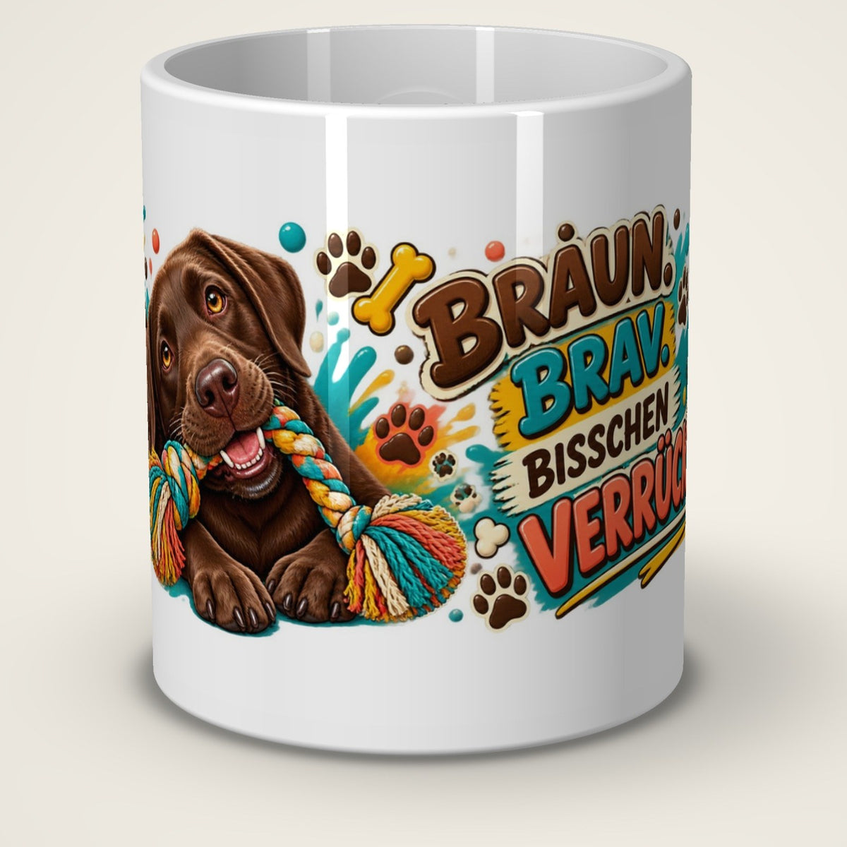 Kaffeetasse Braun. Brav. Bisschen Verrückt. – Vorderansicht der weißen Keramiktasse