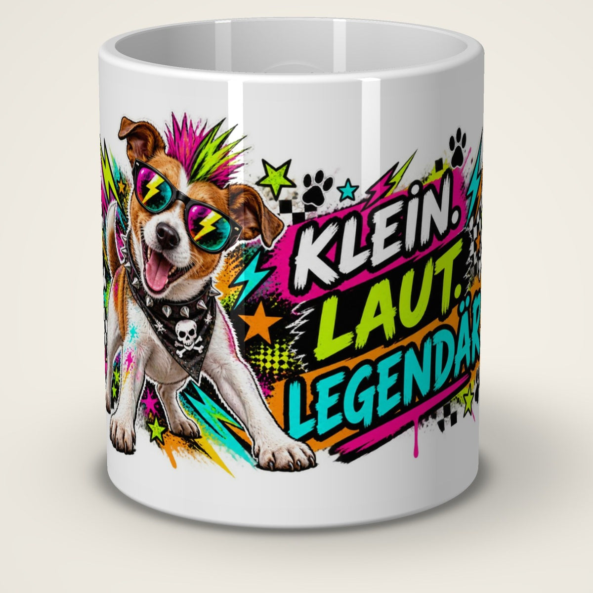 Kaffeetasse Klein. Laut. Legendär. – Vorderansicht der weißen Keramiktasse